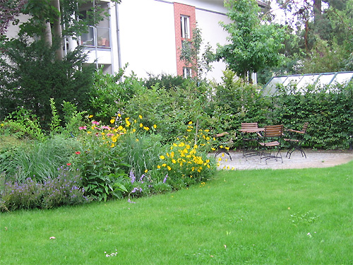 Stauden am gepflasterten Sitzplatz